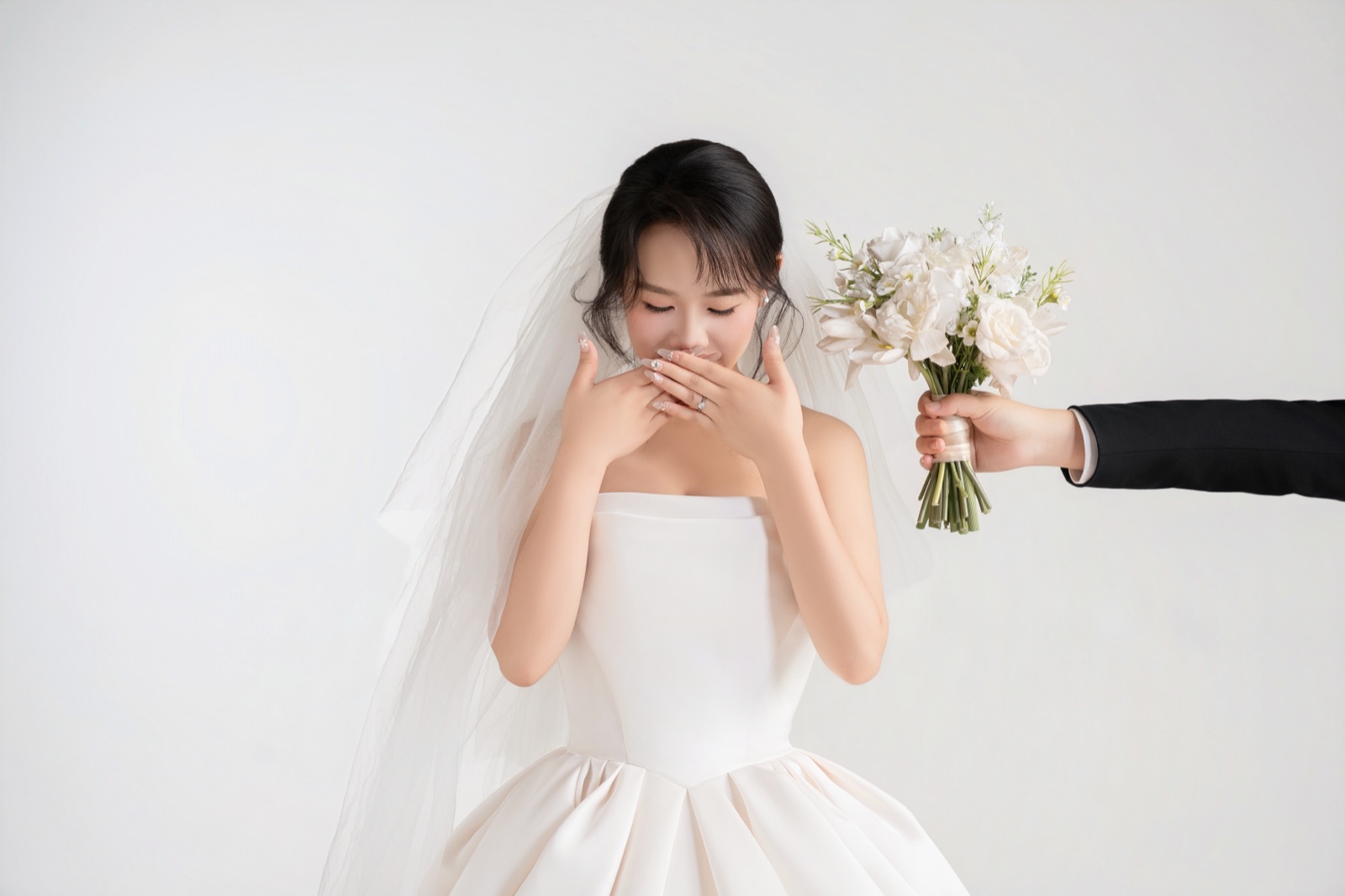 新娘接过花束